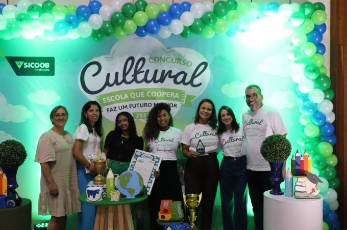 Aluna da Escola Municipal Conquista Criança é premiada em etapa regional do Concurso Cultural do Sicoob