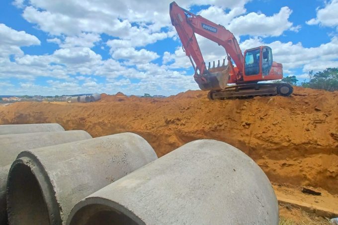 Prefeitura instala manilhas de requalificação no canal de drenagem da Avenida Francisco Sabino