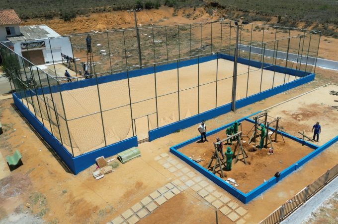 Prefeitura inicia montagem de parquinho no residencial Pau Brasil e finaliza iluminação no campo do Senhorinha