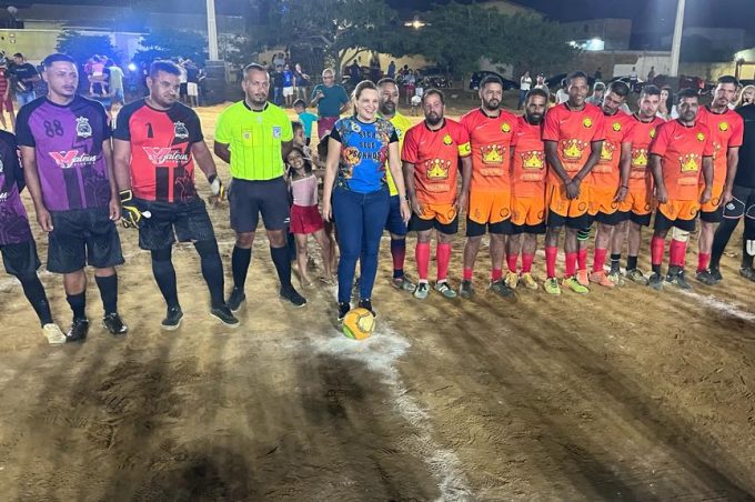 Estreia da iluminação do campo de futebol do Senhorinha Cairo tem torneio com show de luzes