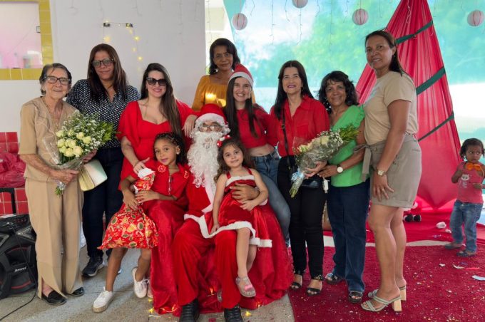 Papai Noel leva presentes às crianças do Centro Municipal de Educação Infantil Auxêncio Dias de Oliveira