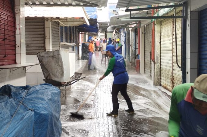 Secretaria Municipal de Serviços Públicos realiza limpeza e manutenção em feiras livres da cidade