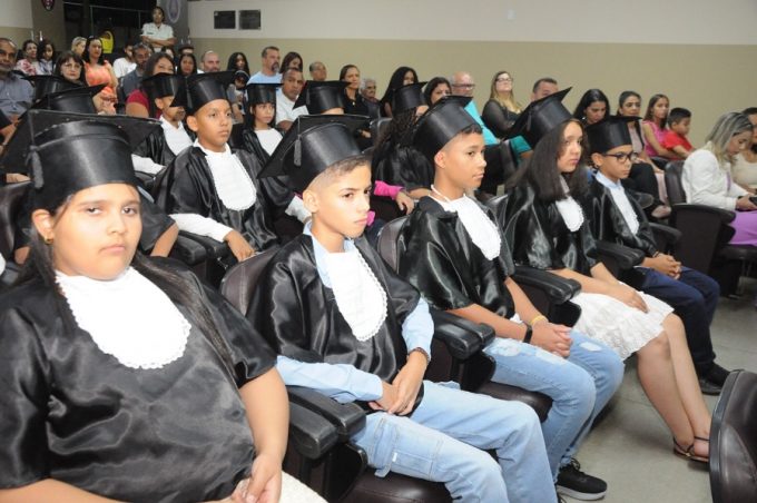 Escola Municipal Tenente-Coronel Manoel Joaquim Pinto Paca realiza formatura de alunos do 5º ano