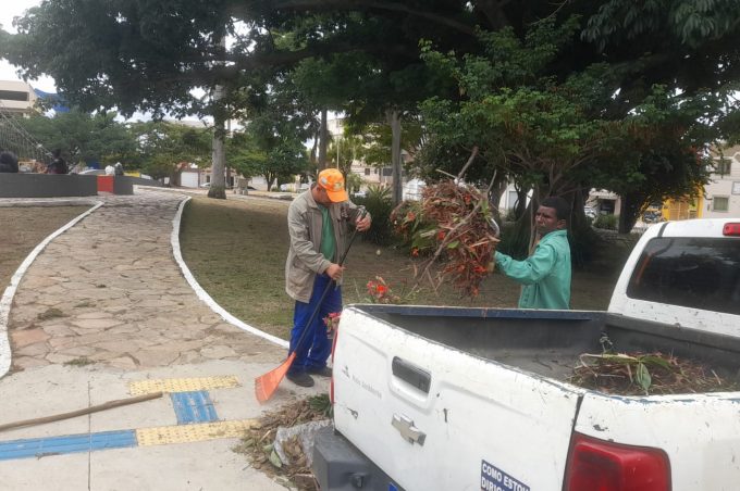 Secretaria do Meio Ambiente realiza limpeza e manutenção em praças da cidade em preparação para o Natal