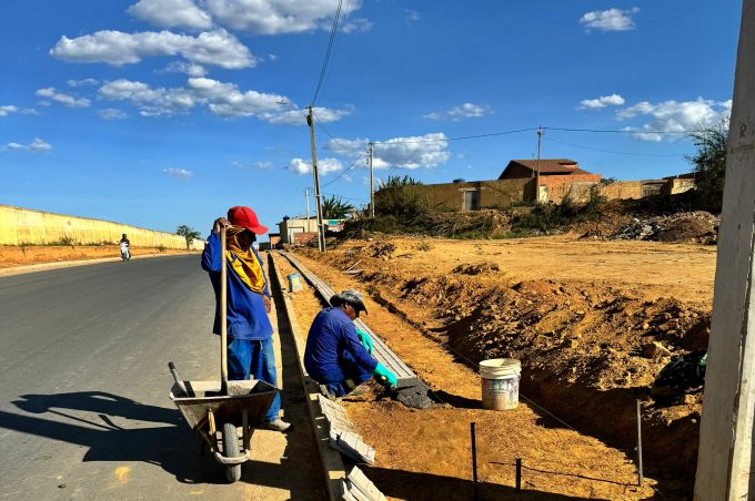 Prefeitura avança na concretagem para concluir calçadas da Avenida Perimetral em trecho do bairro Cidade Modelo