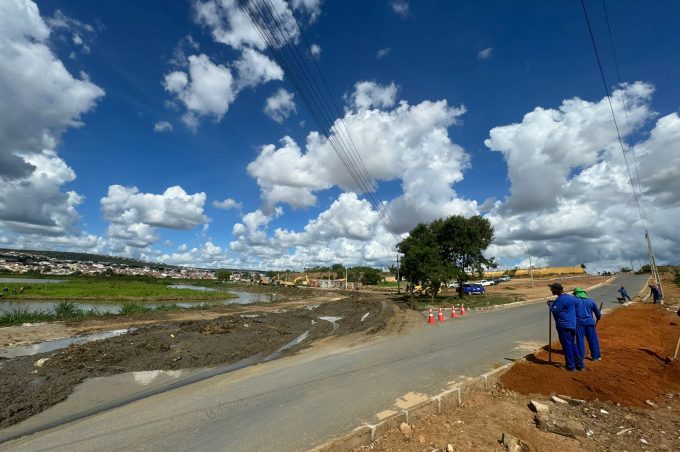 Prefeitura interdita parte da pista da Lagoa das Bateias para retirada de vegetação que se deslocou em direção ao sangradouro