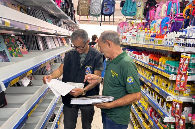 Procon de Vitória da Conquista fiscaliza lojas que vendem material escolar para assegurar direitos do consumidor