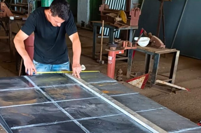 Revitalização da feirinha do Bairro Brasil: equipe da Emurc prepara chapas para cobertura do espaço