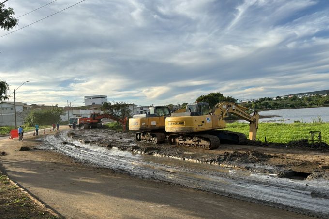 Prefeitura continua com retirada de vegetação flutuante e mantém interdição parcial da pista da Lagoa das Bateias