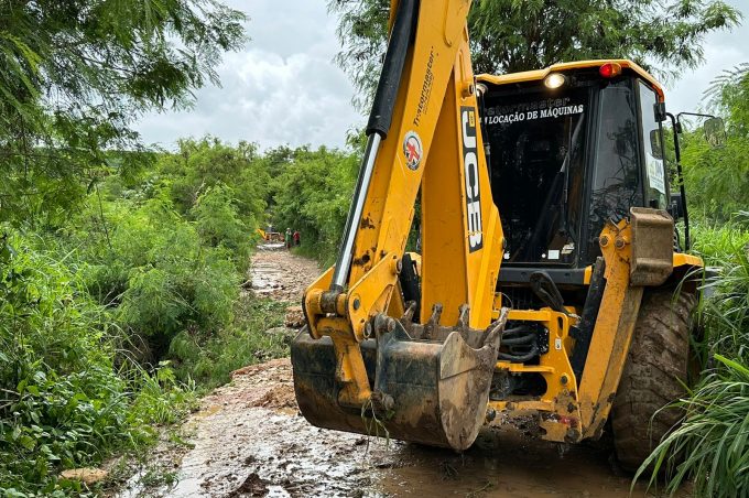 Prefeitura presta assistência a estradas danificadas na região de Bate-Pé e Pradoso
