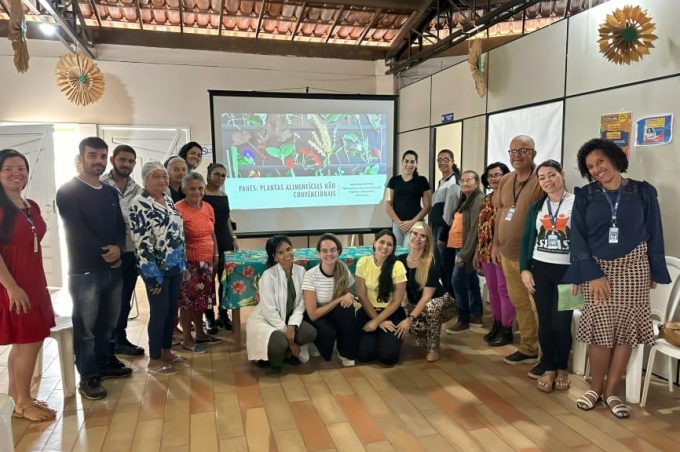 Prefeitura promove oficina sobre plantas alimentícias não convencionais para agricultoras das hortas comunitárias