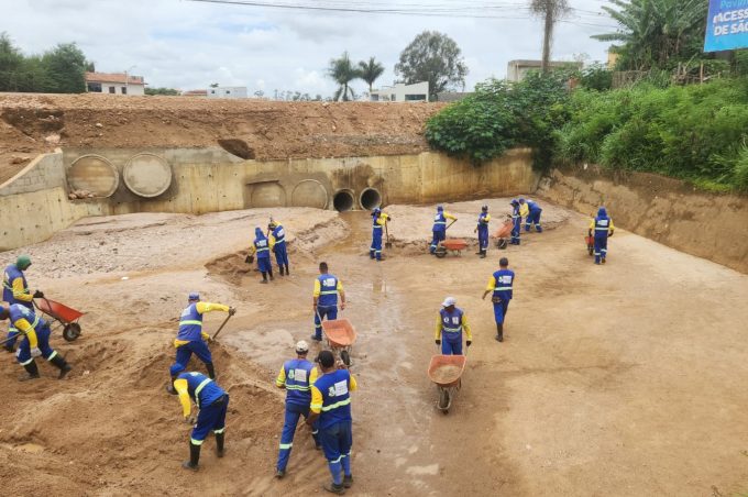 Chuvas em Conquista: Governo Municipal realiza força-tarefa para limpeza de vias e desobstrução de canais de drenagem
