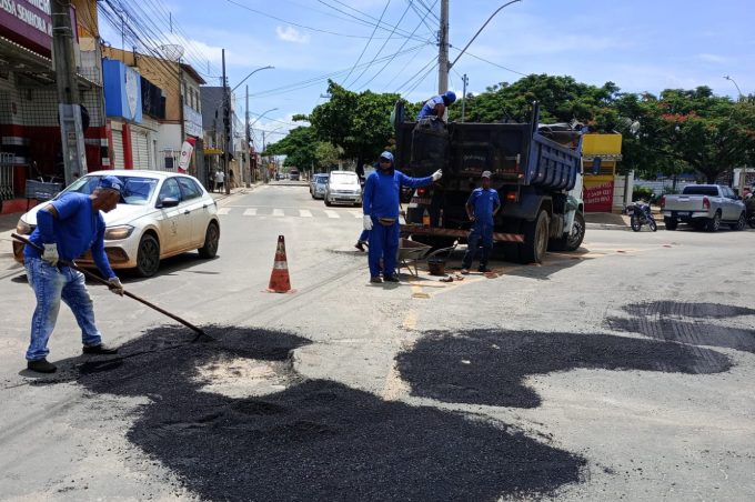 Prefeitura retoma operação Tapa-Buraco em várias ruas da cidade após chuvas