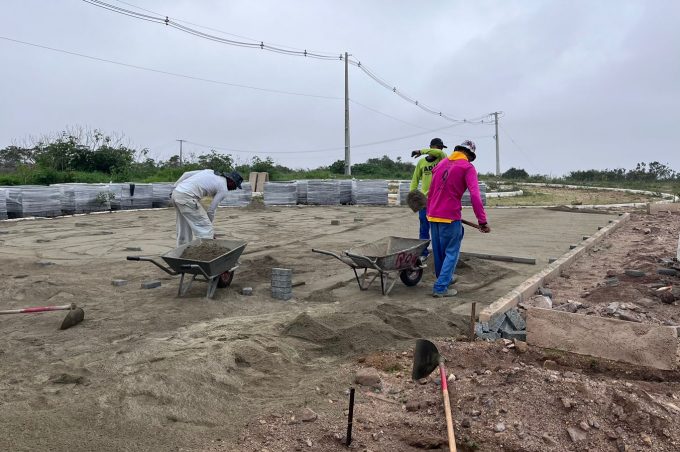 Prefeitura realiza nivelamento para instalação do piso drenante na obra de revitalização do Cristo