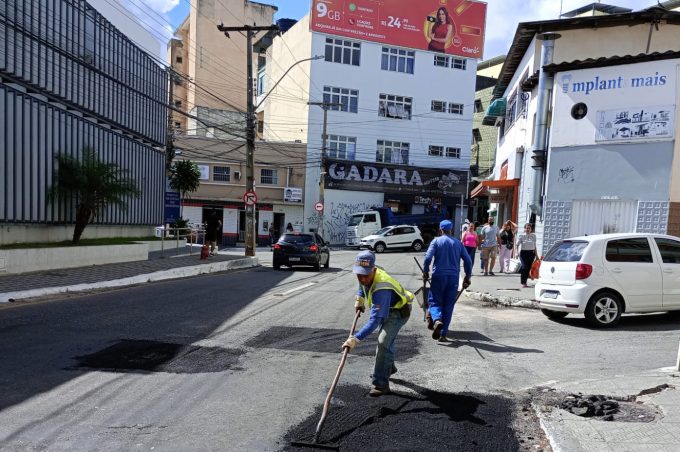 Prefeitura intensifica ações de reparo em importantes vias da cidade para garantir trafegabilidade e segurança