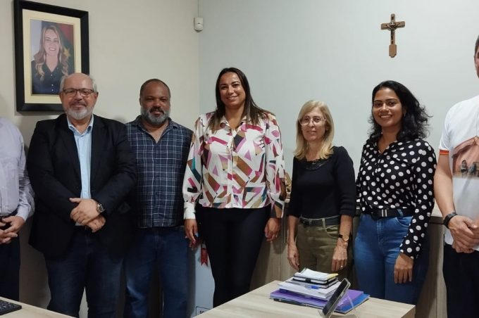 Juiz titular da 1ª Vara do Trabalho de Vitória da Conquista apresenta projeto para possível parceria com a Smed