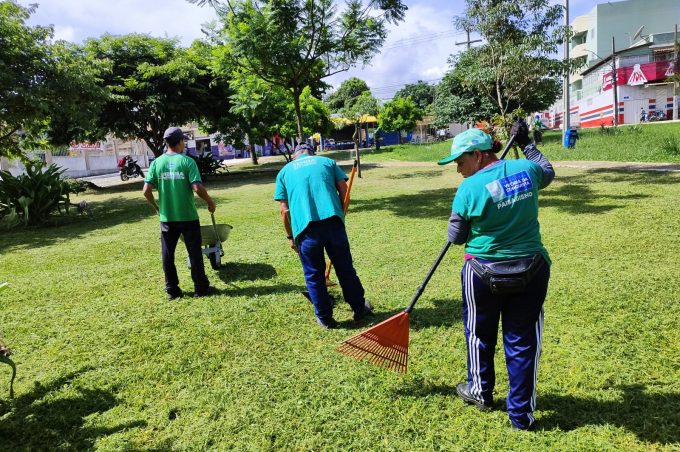 Equipe de paisagismo da Secretaria do Meio Ambiente atua na manutenção preventiva de praças e áreas verdes
