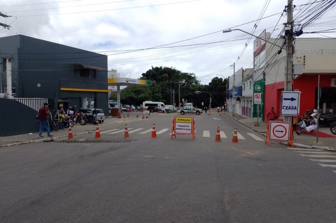 Acesso à Praça Vítor Brito está interditado pela Avenida Lauro de Freitas e com meia pista pela Ascendino Melo
