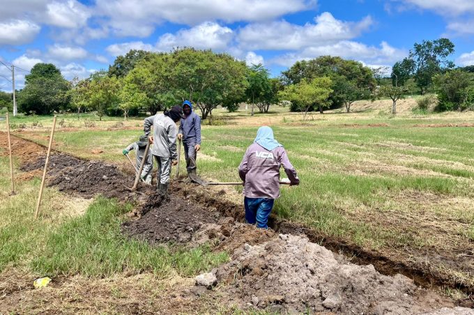 Acelera Conquista: Prefeitura já retirou 80% das taboas da lagoa das Bateias e prossegue com a segunda etapa da revitalização