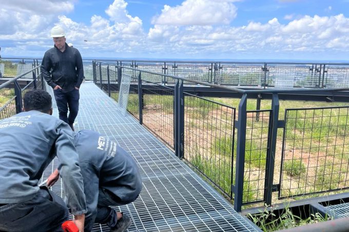 Revitalização do Cristo: Prefeitura inicia instalação de piso no mirante metálico