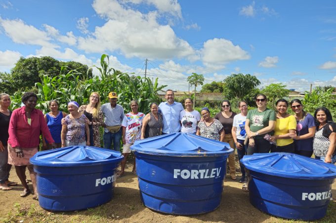 Governo Municipal entrega reservatórios de água para agricultoras da horta comunitária do Jardim Valéria