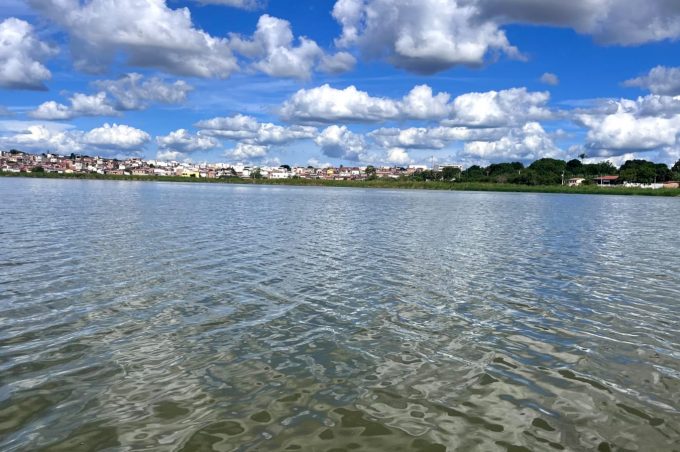 Prefeitura já limpou cerca de 85% da Lagoa das Bateias e proporciona ganhos ambientais e turísticos ao local
