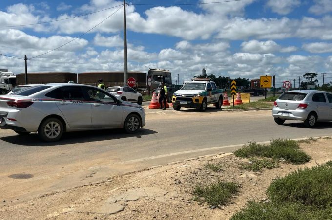 Simtrans orienta motoristas que trafegam no acesso alternativo ao aeroporto Glauber Rocha e nas alças do Anel Rodoviário