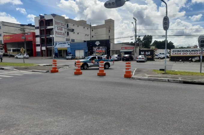 Após estragos provocados pela chuva, Simtrans bloqueia trechos em ruas da cidade para garantir segurança viária