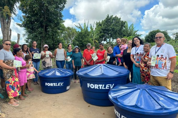 Produtores da horta comunitária do Vila América recebem reservatórios de água e oficina de tratamento de sementes