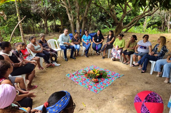 Prefeitura entrega reservatórios de água e ouve demandas das agricultoras da horta comunitária do Recanto das Águas