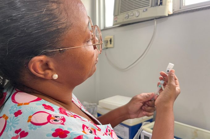 Estoque de vacinas contra dengue esgotou em Vitória da Conquista e não há previsão de chegada de novo lote