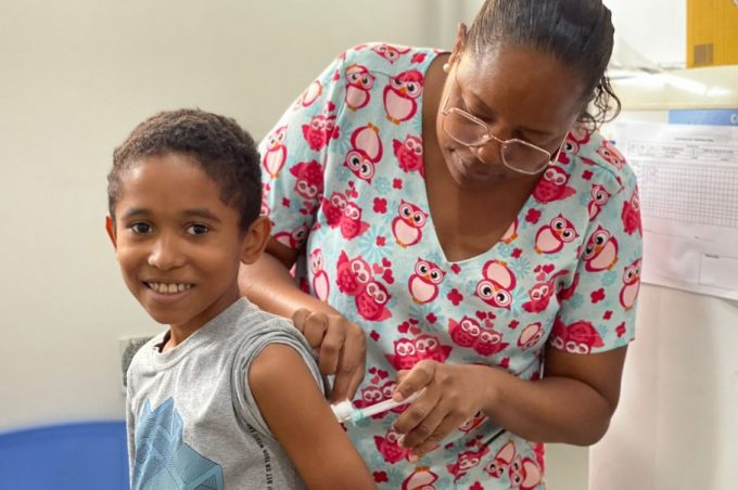 Crianças e adolescentes vacinadas com a 1ª dose contra a dengue já podem tomar a 2ª dose a partir desta terça, 23