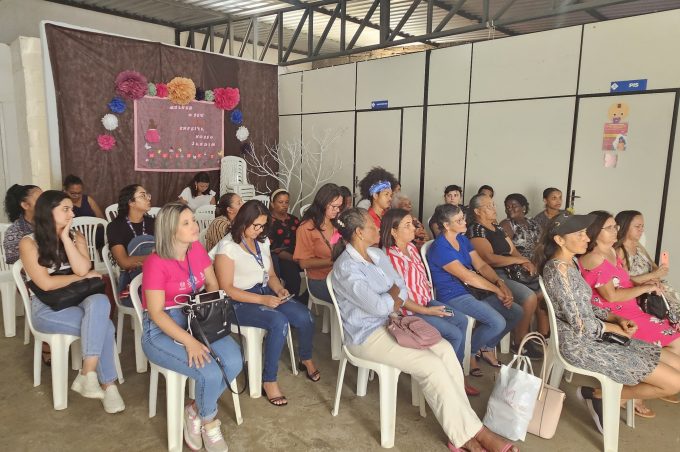Semdes e SMS promovem oficina sobre plantas alimentícias não convencionais no Cras Nova Cidade