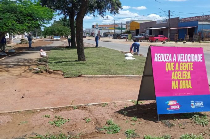 Acelera Conquista: Prefeitura inicia plantio de grama no canteiro da Avenida Brumado