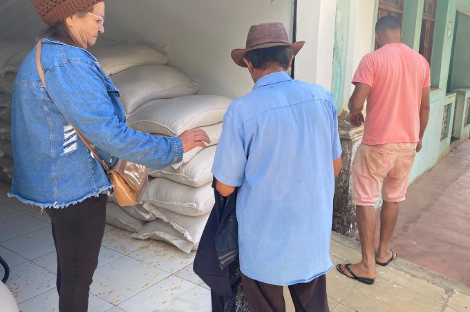 Prefeitura inicia distribuição de milho aos produtores rurais para alimentação de pequenos rebanhos