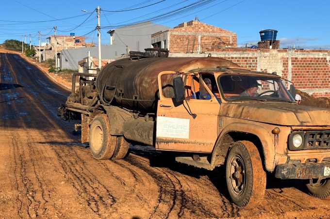 Acelera Conquista: Prefeitura avança nas obras do Bateias 2 e realiza imprimação de ruas para receber o asfalto