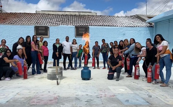 Servidores da Escola Municipal Lions Clube recebem treinamento de combate a incêndios