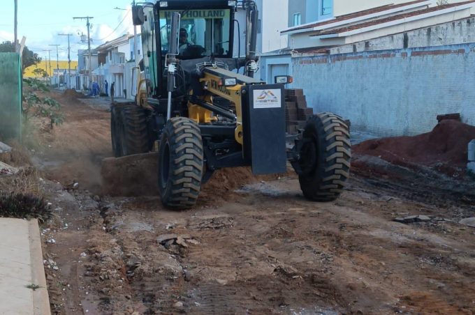 Acelera Conquista: Prefeitura realiza terraplanagem em obra de pavimentação asfáltica no loteamento Porto Seguro