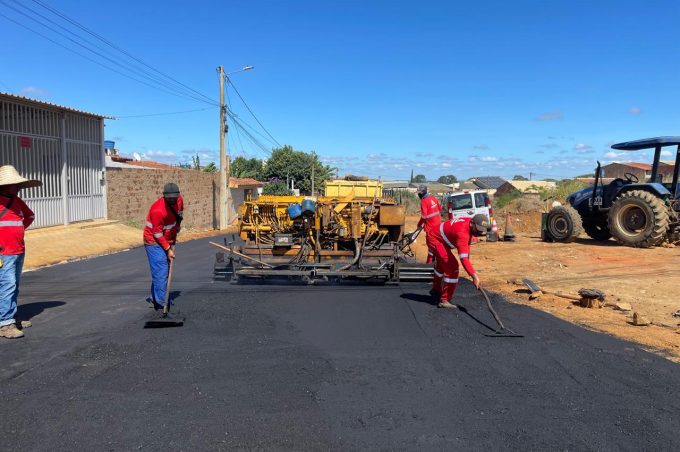 Prefeitura executa pavimentação asfáltica na Rua Maria Libarino no bairro Urbis IV