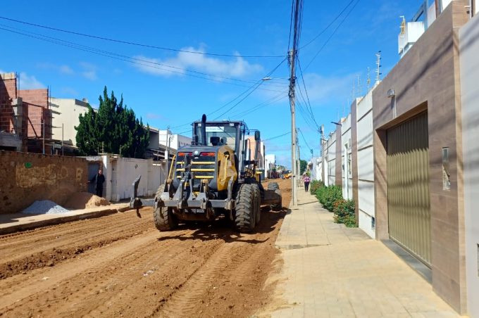Acelera Conquista: Governo Municipal avança com pavimentação asfáltica nos loteamentos Porto Seguro e Bela Vista