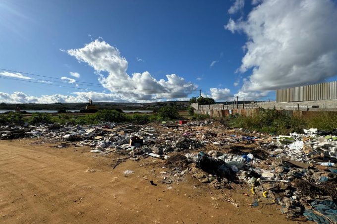Descarte de lixo no Parque Lagoa das Bateias prejudica meio ambiente e dificulta revitalização do espaço