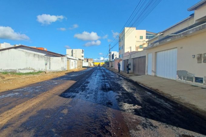 Acelera Conquista: Governo Municipal inicia imprimação no loteamento Porto Seguro