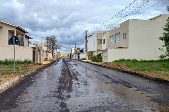 Acelera Conquista: Governo Municipal avança com obra de pavimentação asfáltica no loteamento Porto Seguro