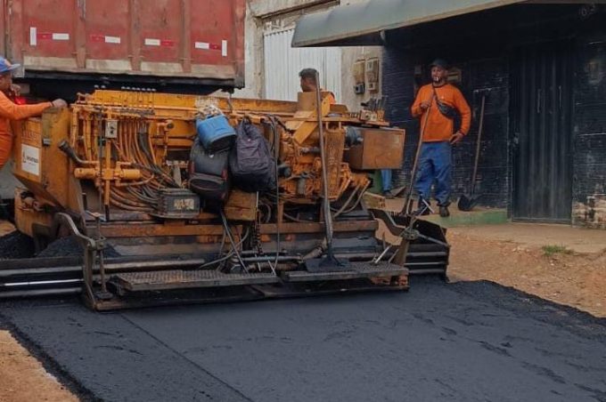 Obra de pavimentação asfáltica continua no Panorama