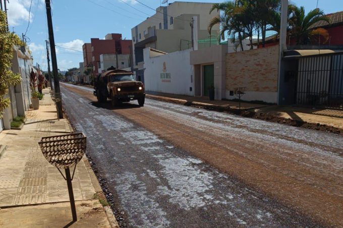Recapeamento asfáltico prossegue com imprimação de vias do loteamento Porto Seguro