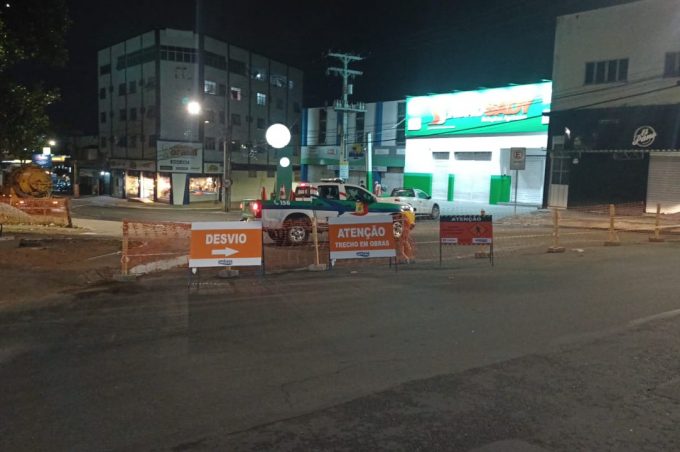 Simtrans bloqueia vias do entorno da praça Vitor Brito para intervenção da Embasa na rede de esgoto