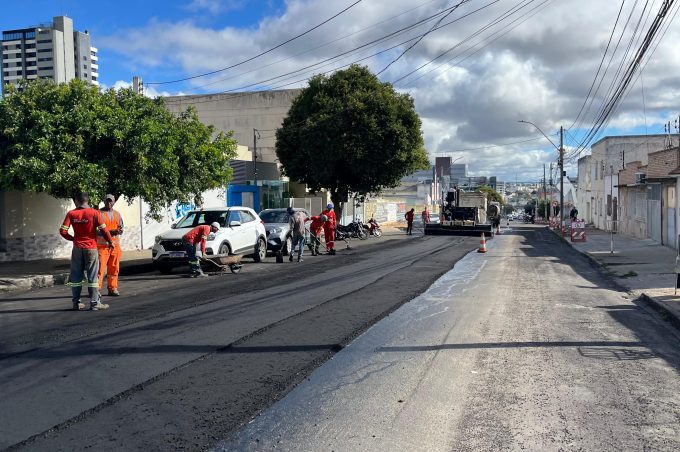 Avenida Otávio Santos recebe obra de requalificação asfáltica