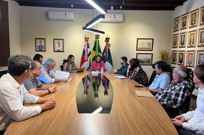 Demandas tributárias e serviços municipais são temas de reunião entre Prefeitura e corretores de imóveis