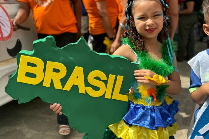 Cmei Profᵃ Heleusa Câmara realiza desfile com base no projeto Feira Cultural desenvolvido no primeiro semestre