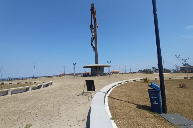 Prefeitura instala bancos de concreto na área do Cristo. Obra segue com novas frentes de trabalho